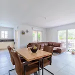 6 Personnes Avec Piscine Et Jardin A Bouillargues
