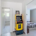 6 Personnes Avec Piscine Et Jardin A *