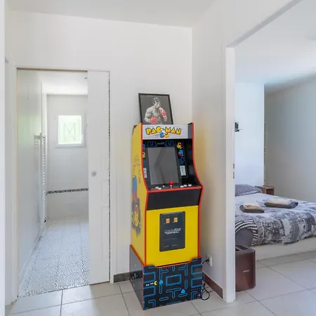 6 Personnes Avec Piscine Et Jardin A *