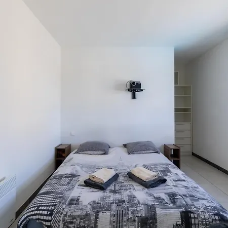6 Personnes Avec Piscine Et Jardin A 빌라 *