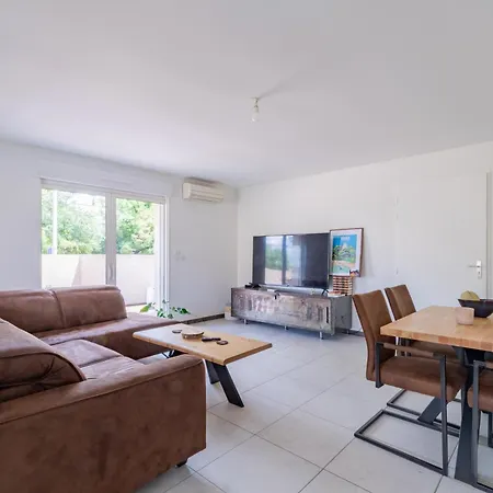 6 Personnes Avec Piscine Et Jardin A Villa *