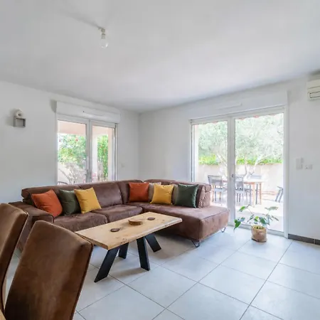 6 Personnes Avec Piscine Et Jardin A