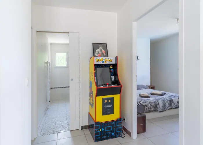 6 Personnes Avec Piscine Et Jardin A *