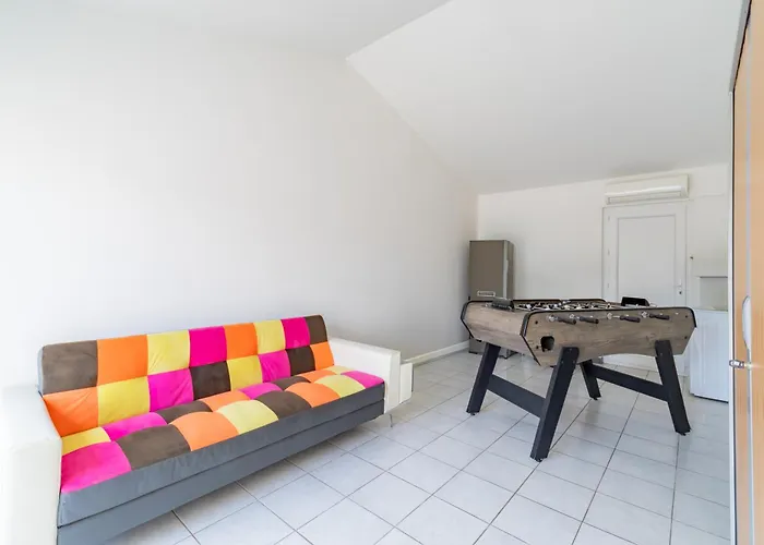 6 Personnes Avec Piscine Et Jardin A * Bouillargues