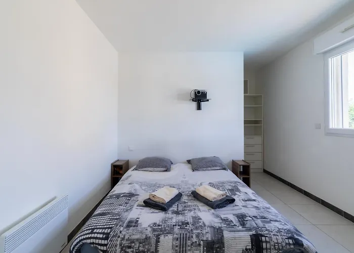 6 Personnes Avec Piscine Et Jardin A Вилла *